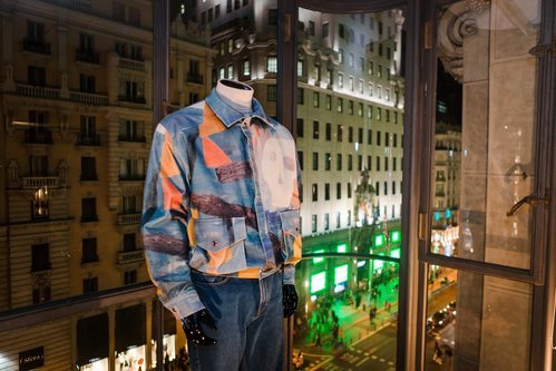 Camisa azul con detalles geométricos de Frescoté, nueva marca de María Escoté y Fer Fernández