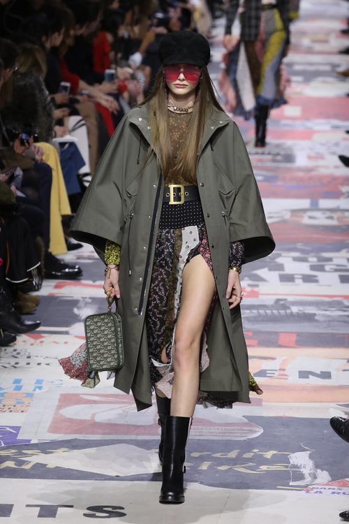 Gabardina verde militar de Dior otoño/invierno 2018/2019 en la Paris Fashion Week