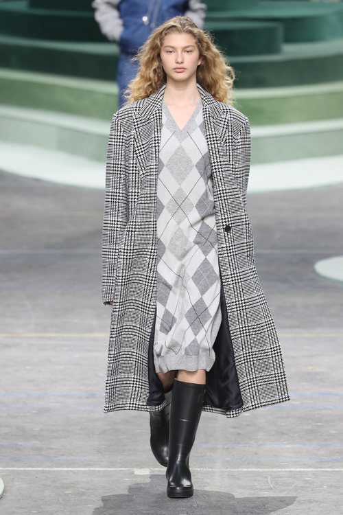 Chaqueta estructurada larga de cuadros escoceses de Lacoste otoño/invierno 2018/2019 en la Paris Fashion Week