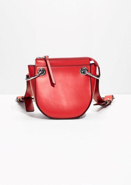 Bolso rojo con tira regulable para colgar e la Nueva Colección Primavera/Verano 2018 de & Other Stories