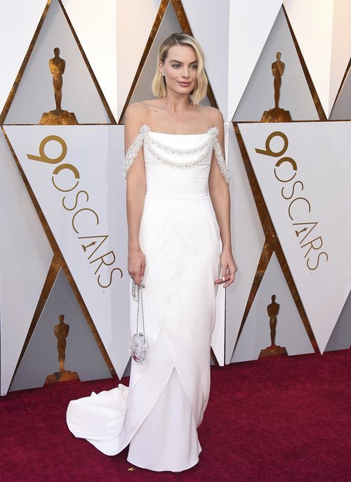 Margot Robbie con un traje blanco de Chanel en los Oscar 2018