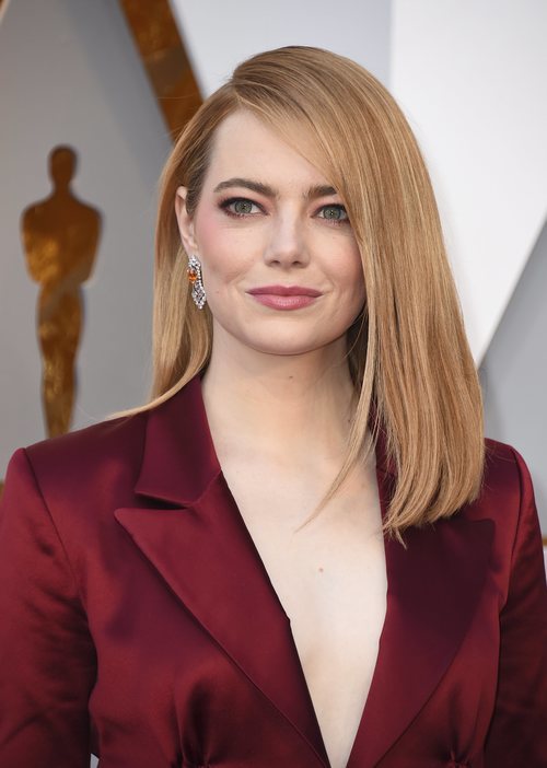 Emma Stone con el pelo liso y la raya al lado en los Oscar 2018