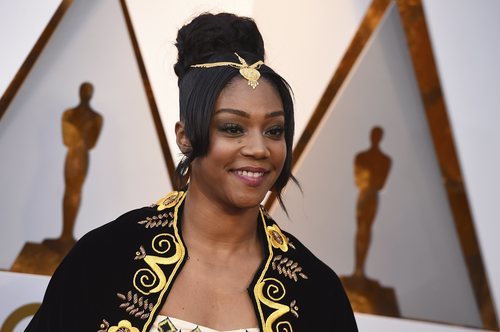 Tiffany Maddish con un moño y un adorno dorado en el cabello en los Oscar 2018