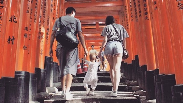Davide Ascari y Francesca Fioretti con su hija Vittoria en un viaje a Asia