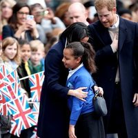 Meghan Markle abraza a una niña en Birmingham