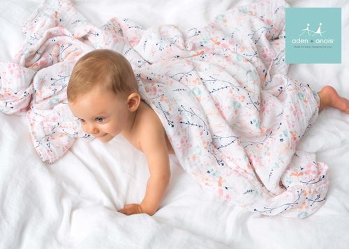 Mantita blanca con estampados coloridos de Aden+Anais primavera 2018