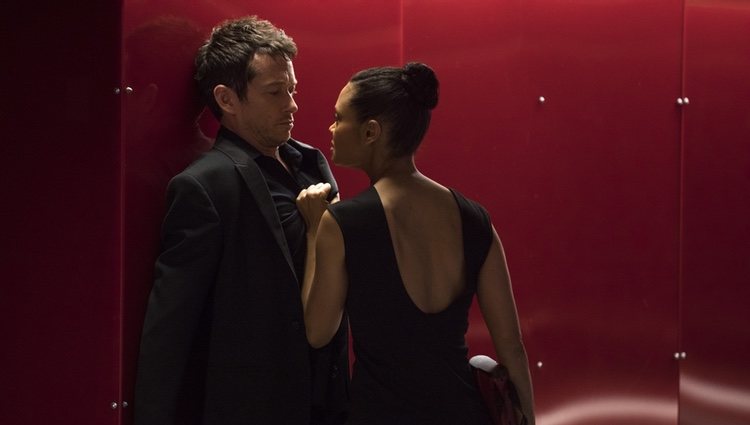 Rodrigo Santoro y Thandie Newton en un capítulo de la segunda temporada de 'Westworld'