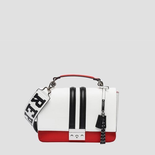 Bolso blanco con detalles rojos y negros de la nueva colección primavera/verano 2018 de la firma Replay