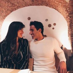 Adara Molinero y Hugo Martín durante una cena romántica
