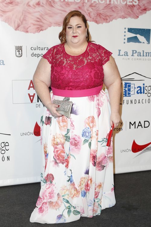 Itziar Castro con un vestido fucshia y estampado floral en los premios Unión Actores y Actrices 2018