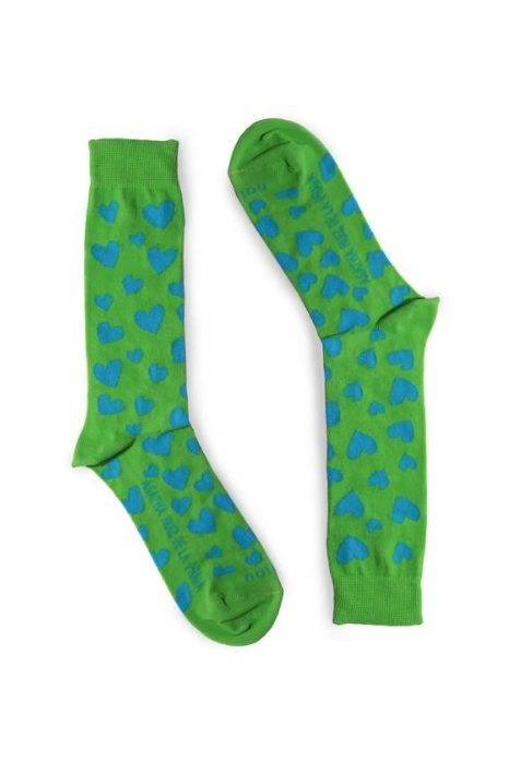 Calcetines en color verde con corazones azules de la firma Naïve 2018
