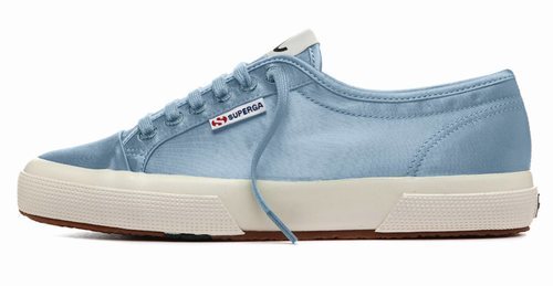 Zapatilla en color azul cielo de la nueva colección cápsula primavera/verano 2018 de Superga y Alexa Chung