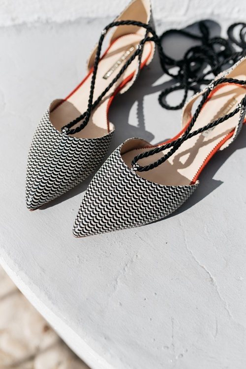 Zapatos con estampado negro y blanco con unas tiras negras para atar de la nueva colección primavera/verano 2018 de Hannibal Laguna