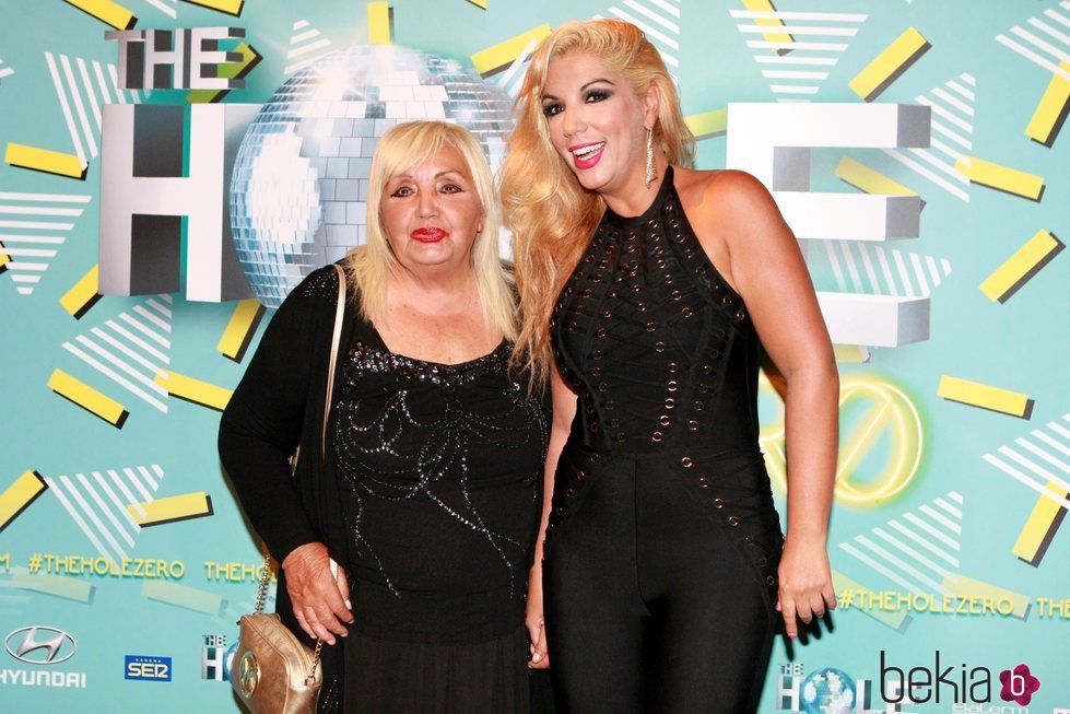 Rebeca Pous junto a su madre Franciska en un estreno