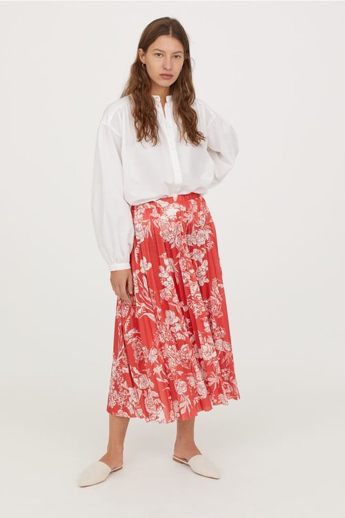 Falda roja plisada de la nueva colección de primavera de H&M