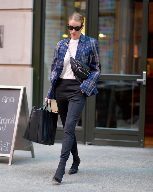 Rosie Huntington con una americana de cuadros por Nueva York 2018