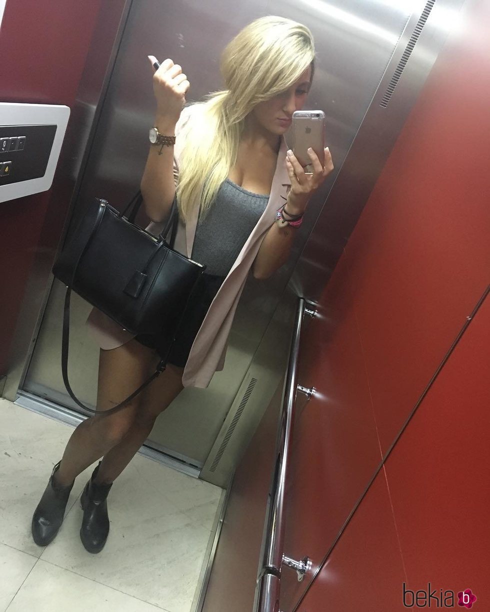 Rocío Amar posa en una fotografía en el ascensor para Instagram