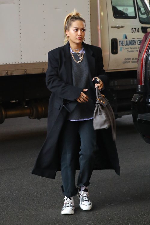 Rita Ora con un abrigo oversize negro en Nueva York