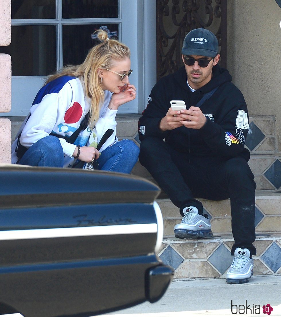 Joe Jonas y Sophie Turner sentados en unas escaleras durante un paseo por West Hollywood
