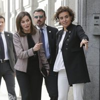 La Reina Letizia bromea con la ministra de Sanidad en su reaparición tras su escándalo con la Reina Sofía