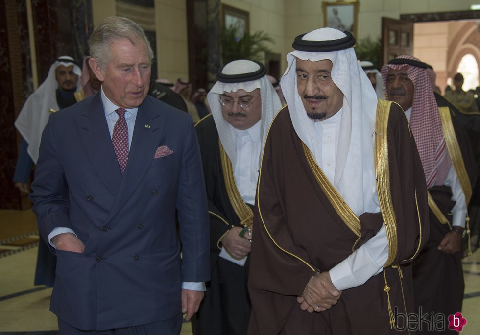 El Príncipe Carlos de Inglaterra con el Rey Salman bin Abdulaziz Al Saud en su visita oficial a Arabia Saudí en 2015