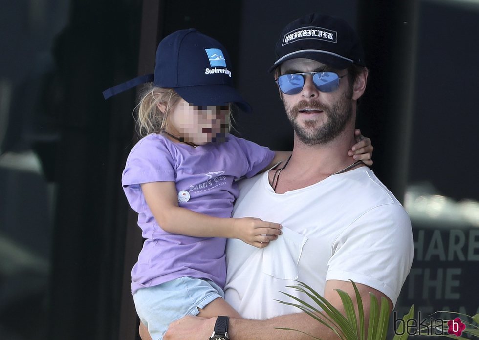 Chris Hemsworth con su hija en los Juegos de la Commonwealth 2018