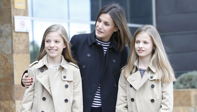 La Reina Letizia sonríe al lado de la Princesa Leonor y la Infanta Sofía en la puerta del hospital