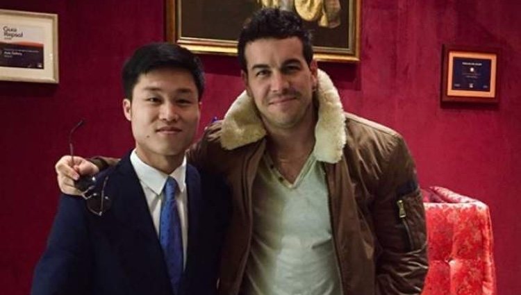 Mario Casas en un restaurante asiático con uno de los empleados