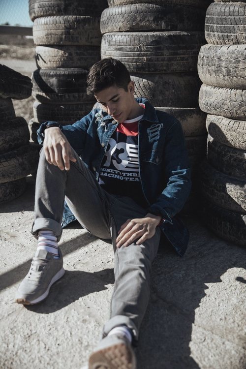 Marc Márquez con una camiseta MM93 en azul y roja de la nueva colección cápsula de Pull & Bear con Marc Márquez 2018