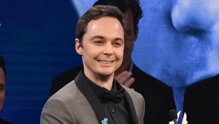 Jim Parsons recoge el Premio Stephen F. Kolzak en los GLAAD Awards de 2018