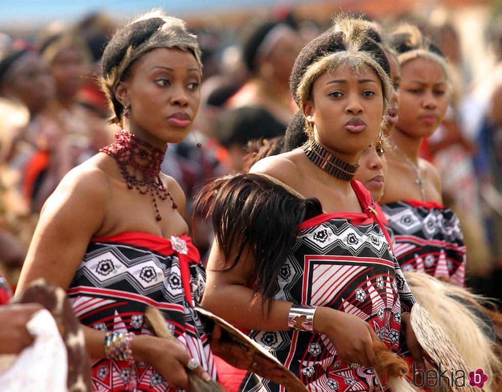 Dos de las esposas del Rey Mswati III de Suazilandia