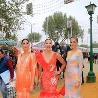Jessica Bueno junto a dos amigas en la Feria de Abril 2018