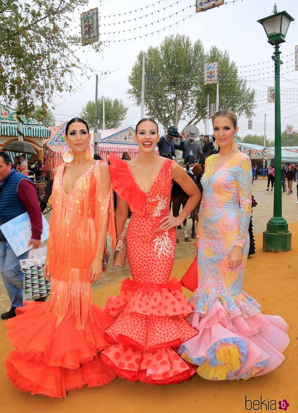 Jessica Bueno junto a dos amigas en la Feria de Abril 2018