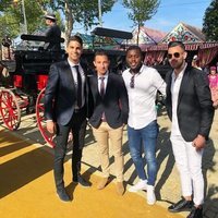 Marc Bartra y varios amigos en la Feria de Abril 2018