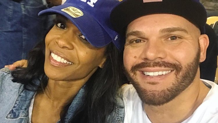 Michelle Williams y Chad Johnson en un partido de béisbol