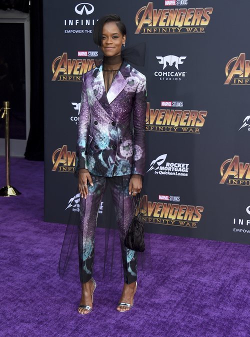 Letitia Wright con un traje de colores en la premiere de 'Los Vengadores: Infinity War' 2018