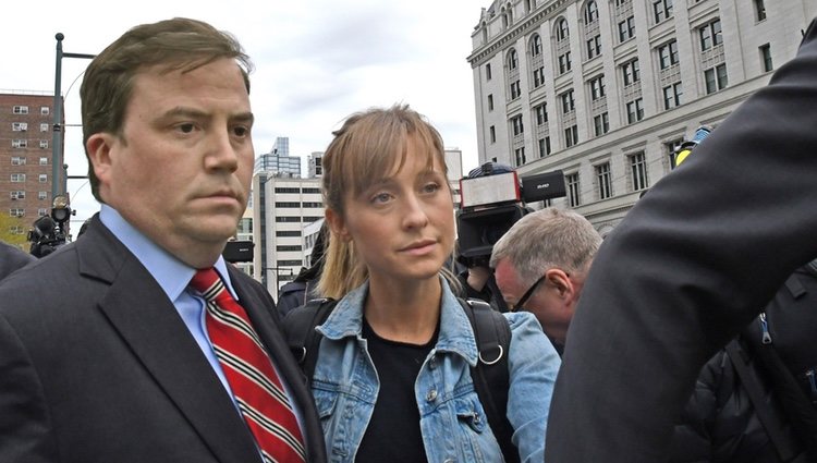 Allison Mack abandonando el Palacio de la Justicia de Nueva York