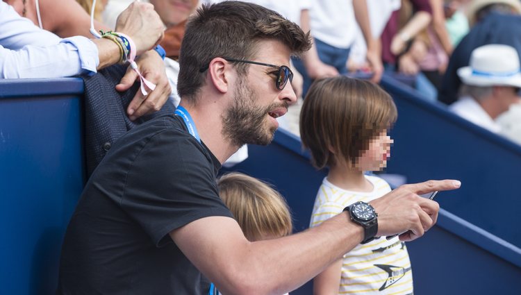 Piqué con sus hijos en torneo de tenis Barcelona Open Banc Sabadell