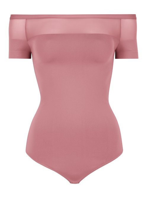 Body en color rosa con los hombros al aire de la firma Wolford de la campaña para el día de la madre 2018
