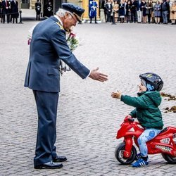 Un niño en una moto de juguete felicita a Carlos Gustavo de Suecia por su 72 cumpleaños
