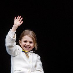 Estela de Suecia con las uñas pintadas de los colores de Suecia