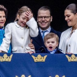 Estela y Oscar de Suecia, muy graciosos junto a Victoria y Daniel de Suecia y la Reina Silvia en el 72 cumpleaños de Carlos Gustavo de Suecia