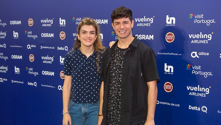 Amaia Romero y Alfred García en su llegada a Lisboa