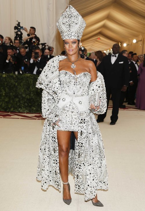 Rihanna con un mini vestido de perlas en la Gala MET 2018