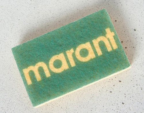 Un estropajo con el logo estampado es la pieza estrella de la colección de Isabel Marant