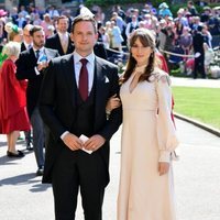Patrick J. Adams y Troian Bellisario en la boda del Príncipe Harry y Meghan Markle