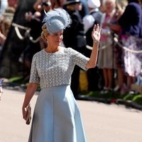 Sophie Rhys Jones saluda al público en la boda del Príncipe Harry y Meghan Markle
