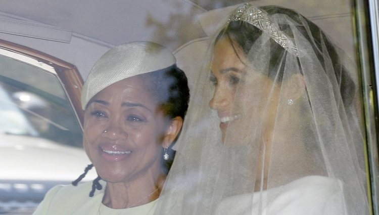 Meghan Markle y su madre llegando en coche a la Capilla de San Jorge