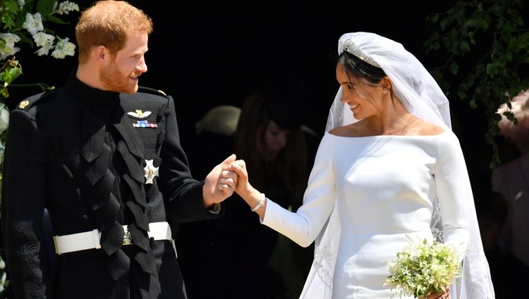 El Príncipe Harry y Meghan Markle se miran cómplices a la salida de la capilla