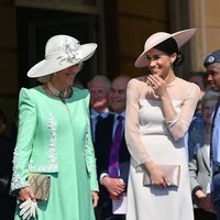 Camilla Parker y Meghan Markle riéndose en la celebración del 70 cumpleaños del Príncipe Carlos
